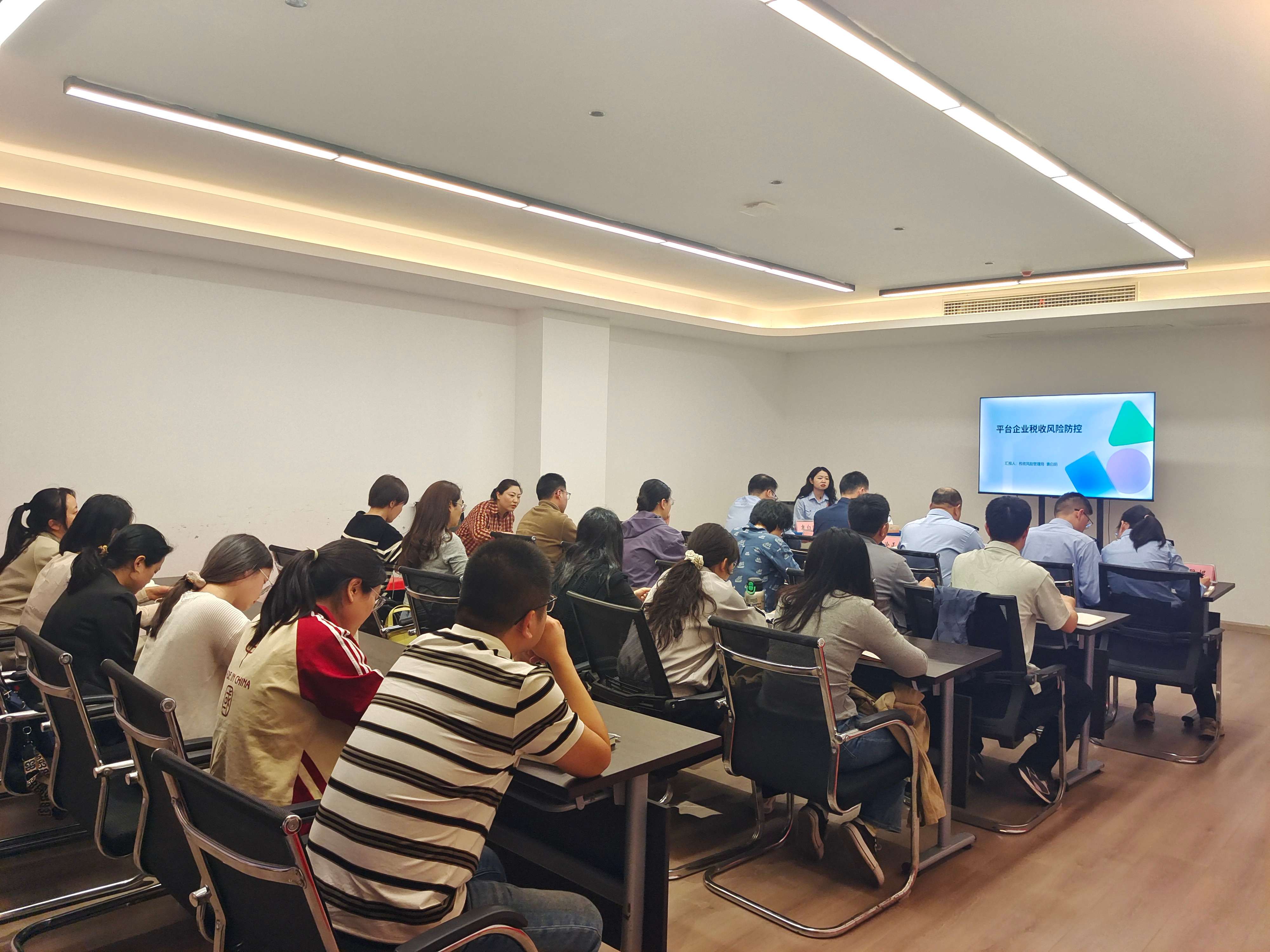 经开区税务局精准服务送政策 文旅集团深学笃行强内控