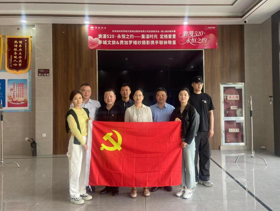 当银发遇上白纱 | 这场跨越半世纪的 520,藏着最动人的中国式浪漫