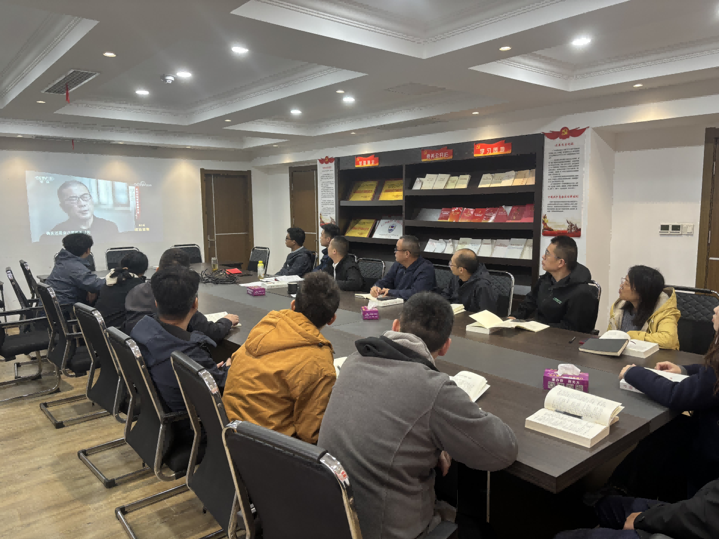 坚定理想信念,筑牢思想防线——建安公司党支部观看警示教育片《永远吹冲锋号》