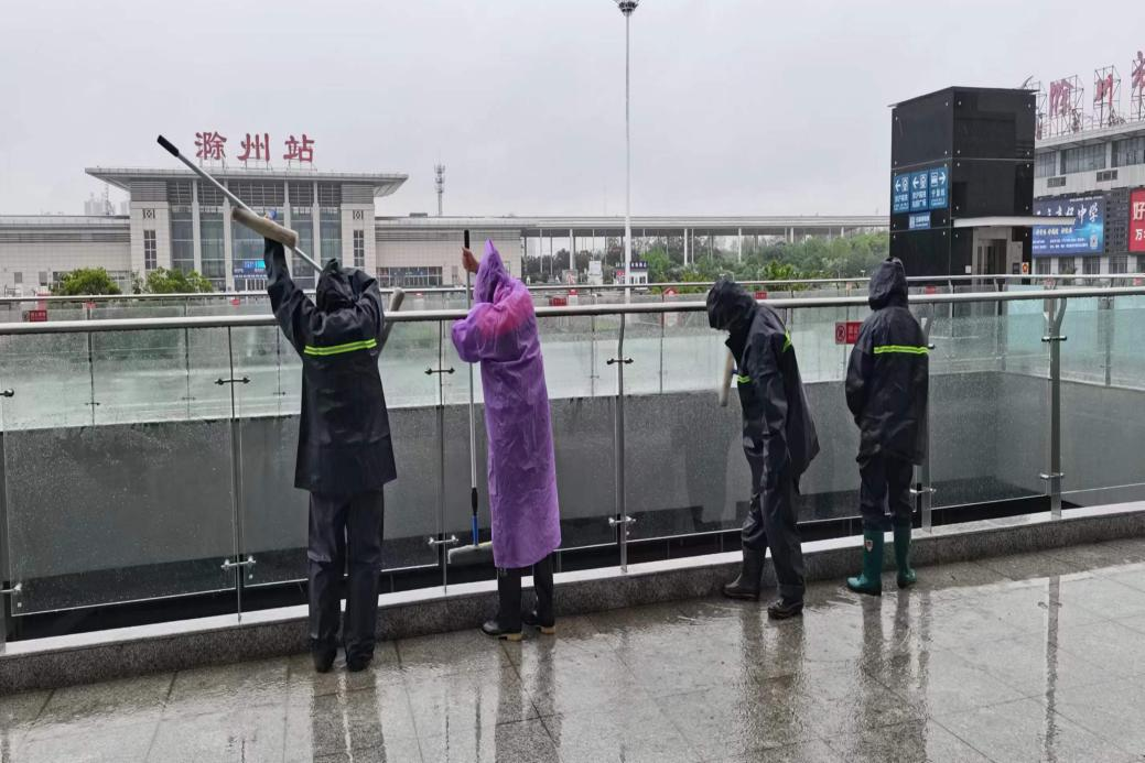 持续大雨！这群“美容师”全力保障滁州轨道站点环境卫生